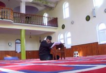 Kuran edhe për të verbrit në Kosovë, rrëfen djaloshi që tanimë mund të lexojë edhe fjalët e Librit të Shenjtë (Video)