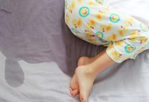 Çfarë mund të bëni ju që fëmija mos ta lagë shtratin natën