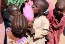 Lumturia e fëmijëve afrikanë që provojnë për herë të parë pambuk sheqerin