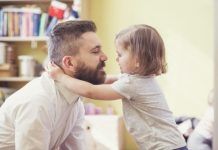 A është e vërtetë që baballarët janë më shumë të lidhur me vajzat dhe mamatë me djemtë? Psikologët përgjigjen!
