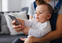 Para se t’ua lini telefonin në duar fëmijëve, lexojeni këtë