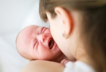 Përse nuk duhet t’i përkundni fort bebet