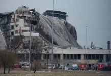 Pamje tragjike/ Momenti kur punëtori rus përpihet nga gërmadha e stadiumit