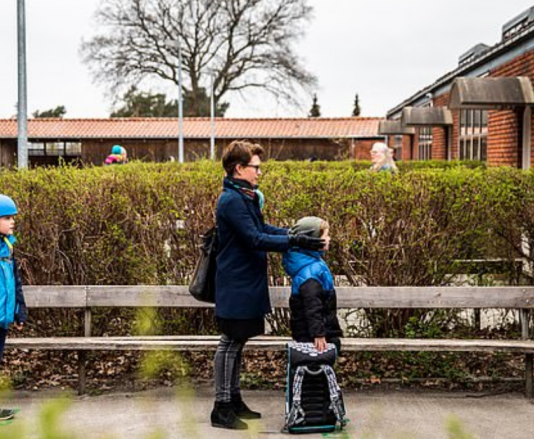 Danimarka i rikthehet normalitetit, rihapen shkollat me “distancë mes nxënësve”