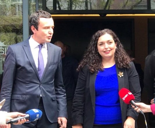 Pas 15 vitesh bëhen prindër, i pagëzuan fëmijët me emrin Vjosa dhe Albin