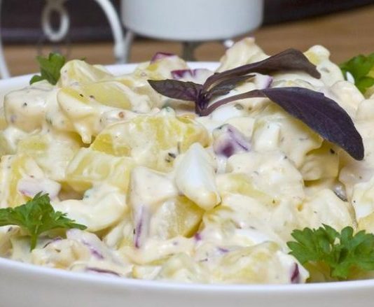 Sallatë patatesh me kastravecë – racion ideal për ditët e nxehta të verës!